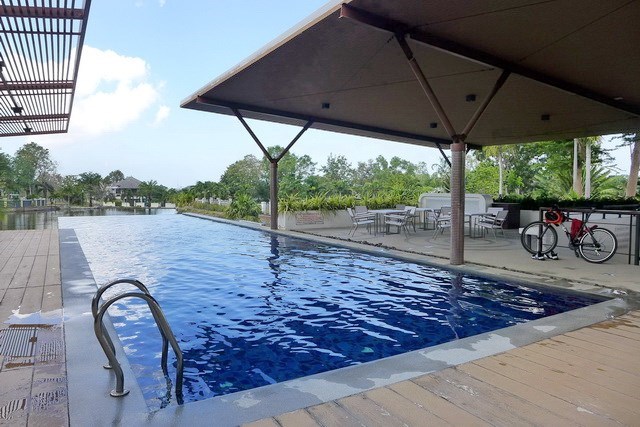 House for sale Pattaya showing the communal swimming pool House for sale Pattaya showing the communal swimming pool