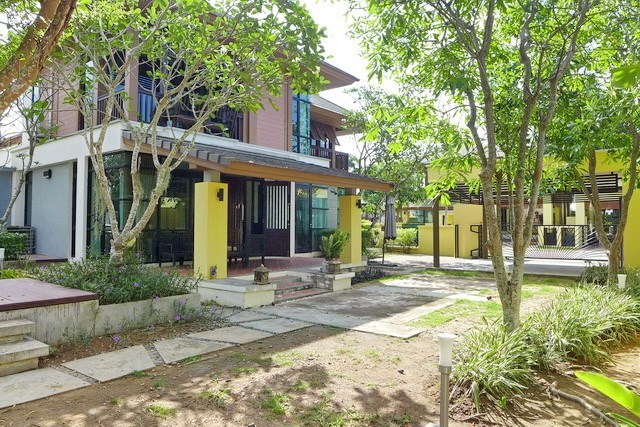 House for sale Pattaya showing the house, terrace and garden 