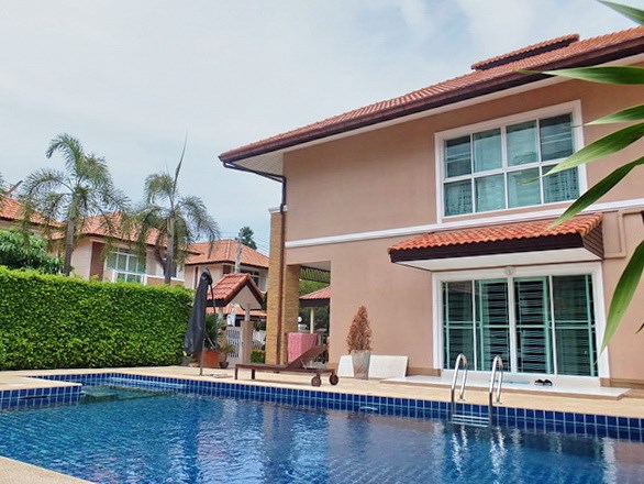 House for sale Jomtien Pattaya showing the house and pool 