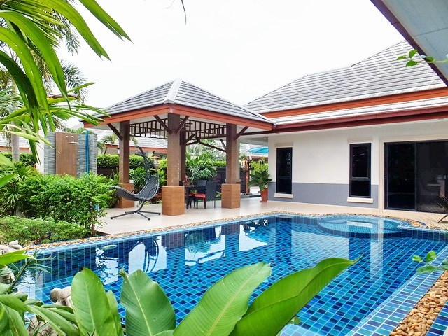 House for Sale Pattaya showing the house, garden and pool 