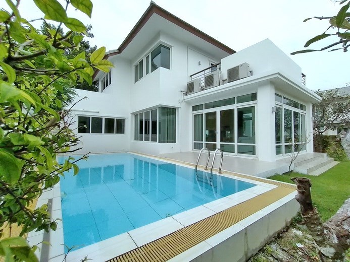 House for sale Pattaya showing the house, garden and pool House for sale Pattaya showing the house, garden and pool