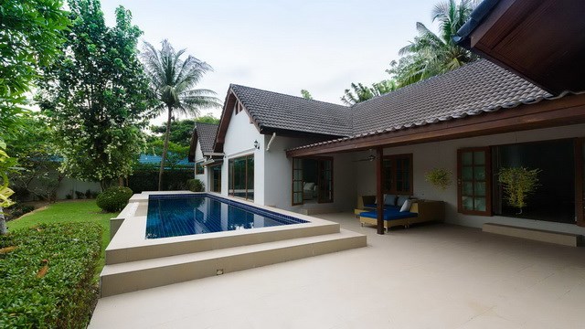 House for sale Pattaya showing the house and pool