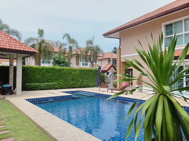 House for sale Jomtien Pattaya showing the sala and pool