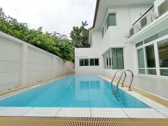 House for sale Pattaya showing the private pool House for sale Pattaya showing the private pool