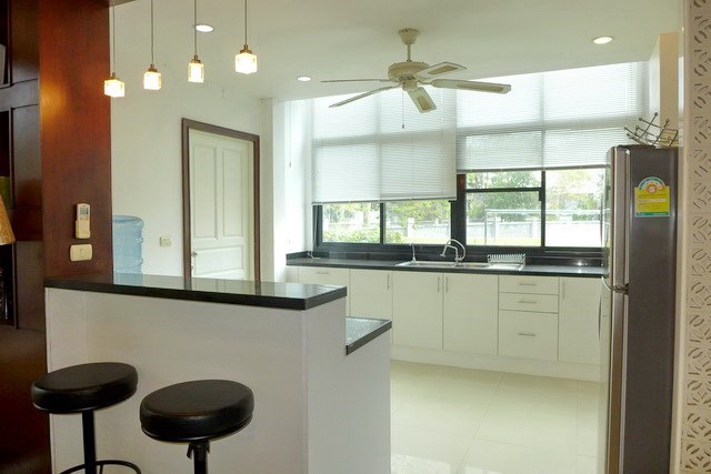 House for sale Pattaya showing the kitchen with breakfast bar House for sale Pattaya showing the kitchen with breakfast bar