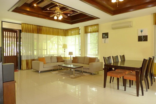 House for sale Pattaya showing the living and dining areas House for sale Pattaya showing the living and dining areas