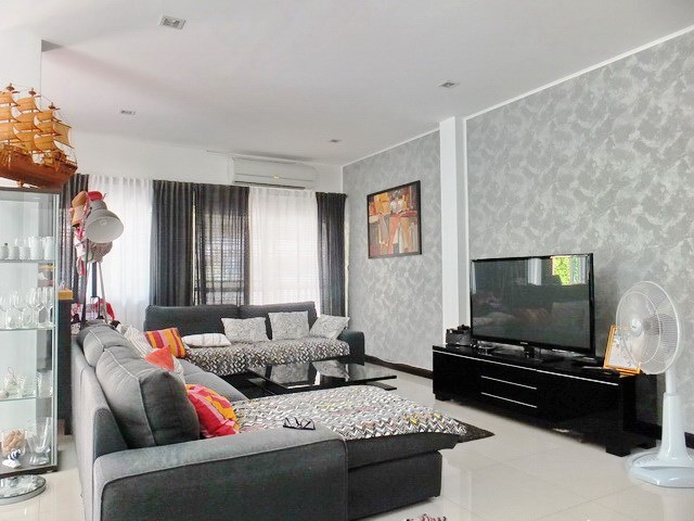 House for sale Jomtien Pattaya showing the living area