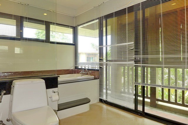 House for sale Pattaya showing the master bathroom with bathtub House for sale Pattaya showing the master bathroom with bathtub