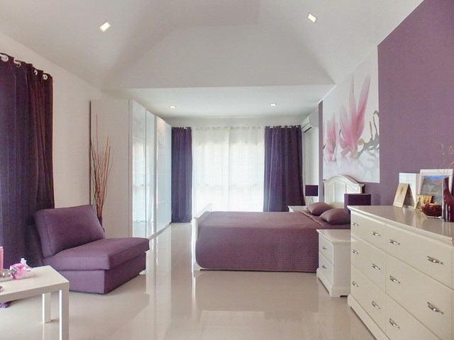 House for sale Jomtien Pattaya showing the master bedroom 
