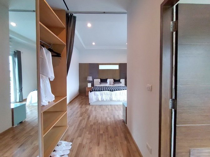 House for sale Pattaya showing the master bedroom suite House for sale Pattaya showing the master bedroom suite