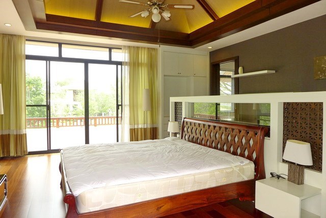 House for sale Pattaya showing the master bedroom with large balcony House for sale Pattaya showing the master bedroom with large balcony