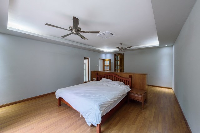 House for sale Pattaya showing the master bedroom suite