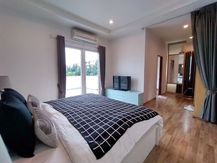 House for sale Pattaya showing the master bedroom and balcony House for sale Pattaya showing the master bedroom and balcony