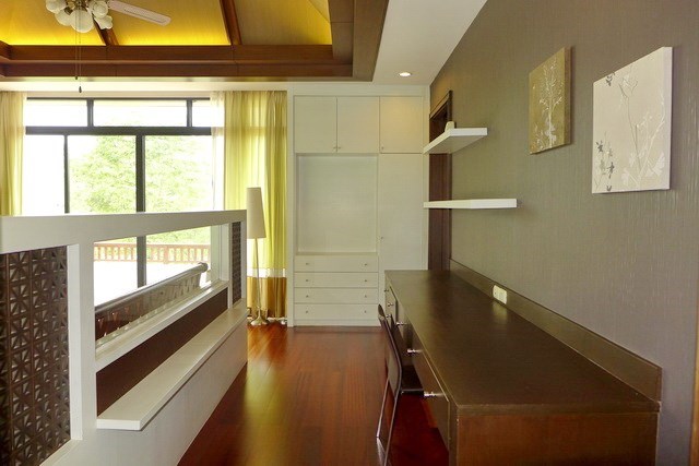 House for sale Pattaya showing the master bedroom with office area House for sale Pattaya showing the master bedroom with office area