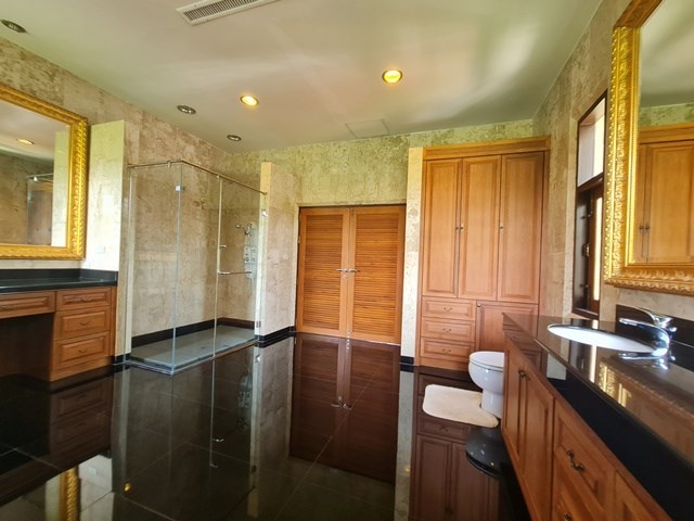 House for sale Pattaya Na Jomtien showing the master bathroom