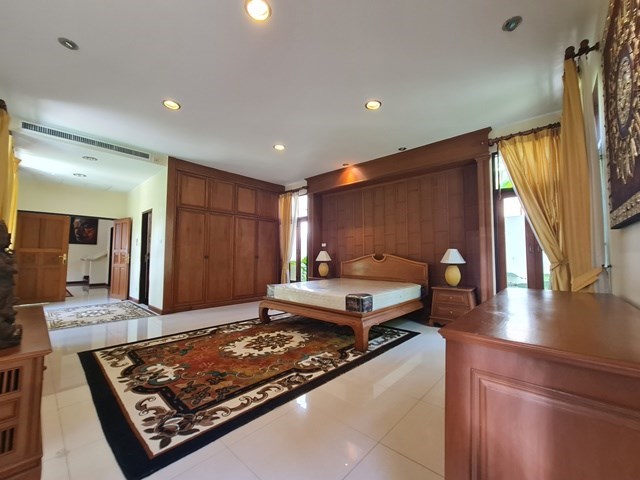 House for sale Pattaya Na Jomtien showing the master bedroom