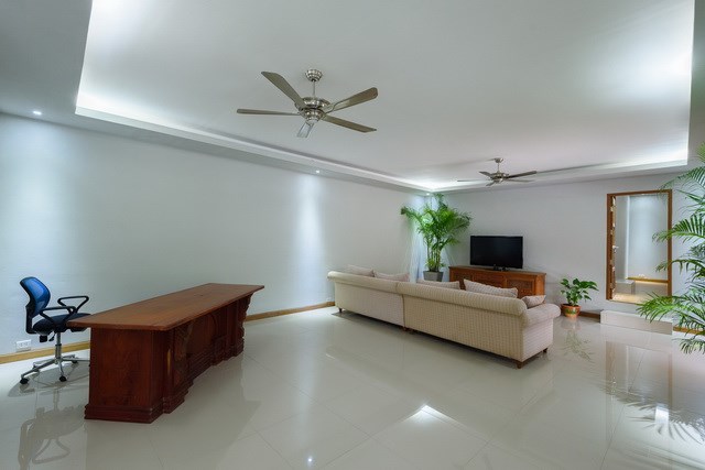 House for sale Pattaya showing the office area in the living room