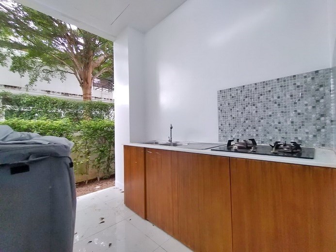 House for sale Pattaya showing the outside kitchen 