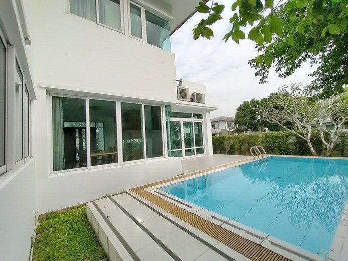House for sale Pattaya showing the pool and terrace 
