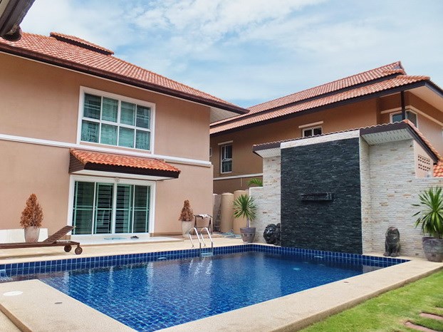 House for sale Jomtien Pattaya showing the private swimming pool 
