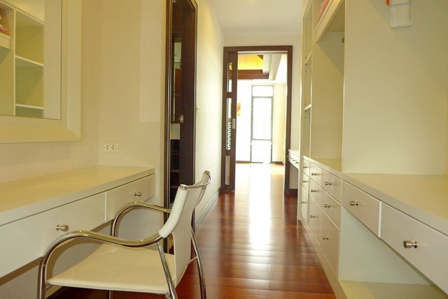 House for sale Pattaya showing the walk-in wardrobes House for sale Pattaya showing the walk-in wardrobes