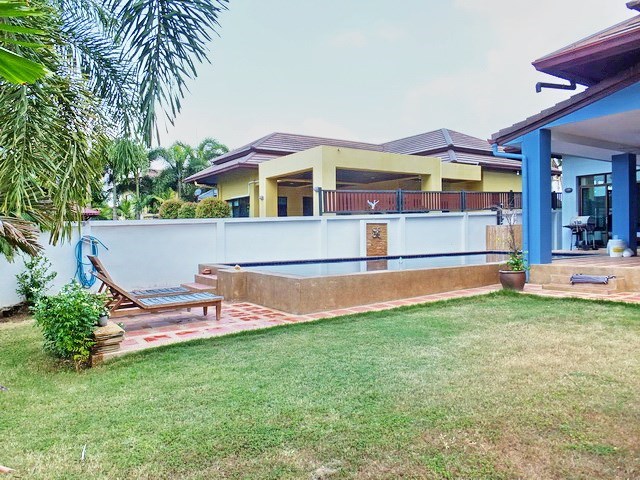 House for sale Pattaya Bangsaray showing the garden and pool 