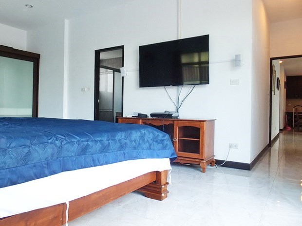 House for sale Pattaya Bangsaray showing the master bedroom suite 