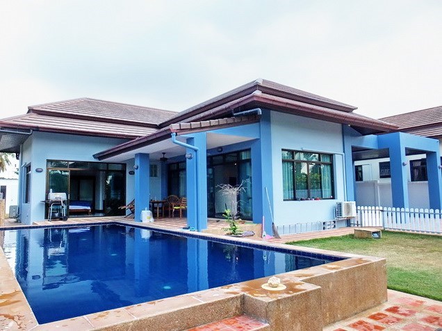 House for sale Pattaya Bangsaray showing the private pool and house 