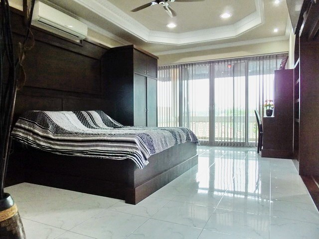 House for rent Nongplalai Pattaya showing the master bedroom with balcony 