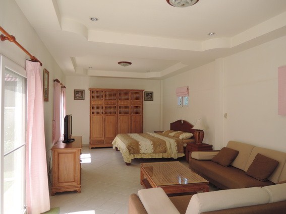  House for rent East Pattaya showing the guest house
