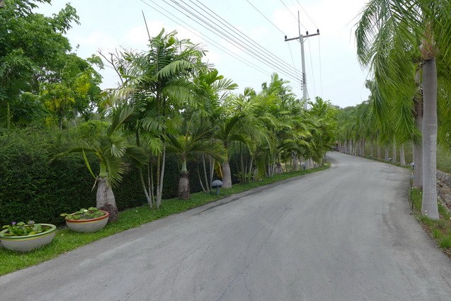 Land for sale Bangsaray Pattaya showing the roads within the project