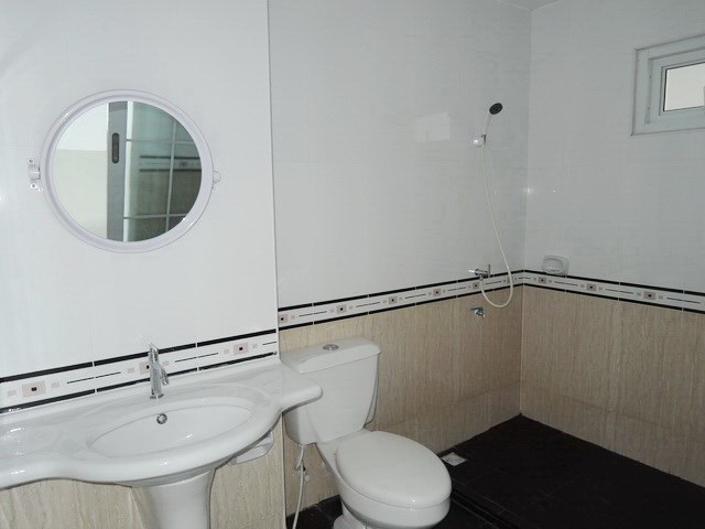 Shop House for Rent Pattaya showing an en-suite bathroom