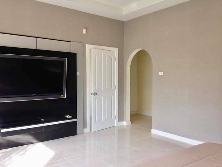 House for sale East Pattaya showing the master bedroom suite House for sale East Pattaya showing the master bedroom suite